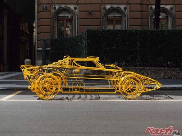 横からのフォルムが特徴的なストラトス。再現度の高さはそのシルエットを見れば一発でわかるだろう。