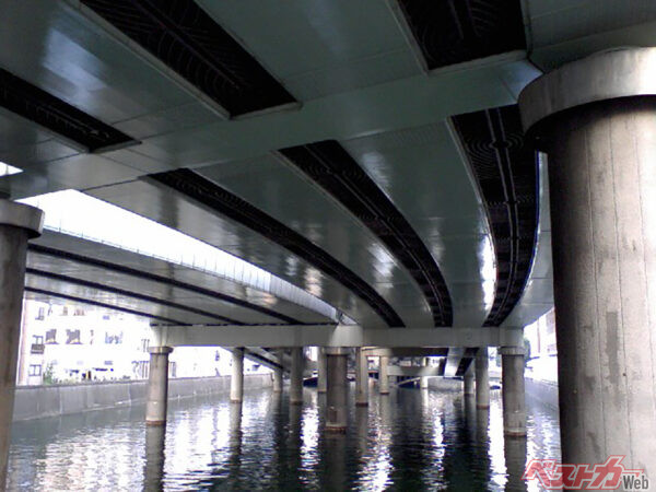 橋はすべて崩壊寸前。クルマで走るのは危険すぎる……ということになるのか？