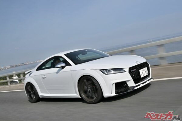 気持ちのいい天気の中を爽快に走りを楽しむ国沢氏