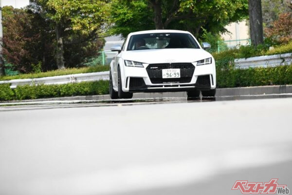 いろいろなシチュエーションを試してみた。高速と街中を実走