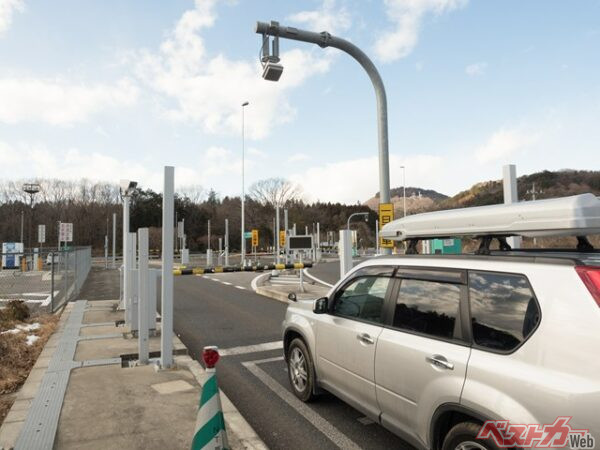 ゲートをくぐるときは妙に緊張する?!(moonrise@Adobe Stock)