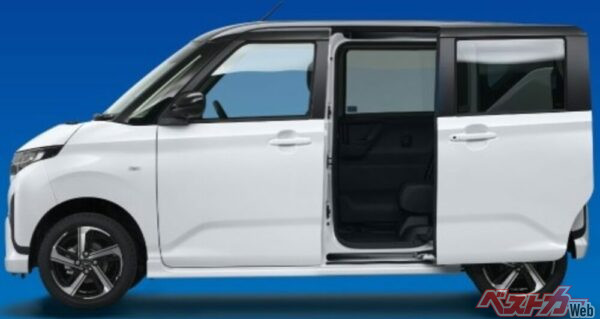 新型ムーヴのスライドドア。写真を見る限り、スライドドアの開口部幅はタントよりも狭くなりそうだ