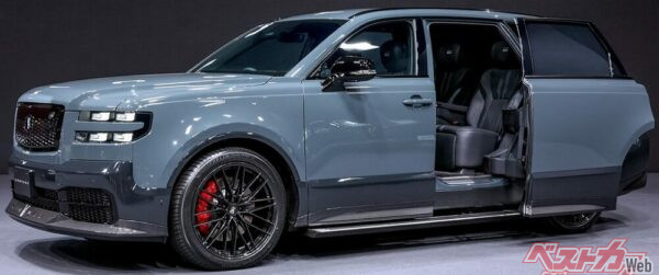 新型センチュリーのカスタマイズ車の後席ドアには、アイシン製のリンク式パワードシステムという開閉機構を採用。飛行機のドアの動きに近く、またドアを上下2ヵ所で支えるので、ボディ側にレールをつくる必要がなく、美観もいい