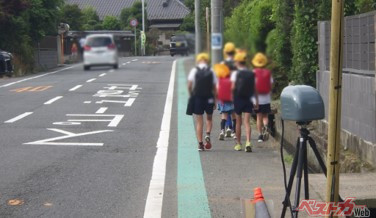 朝の通学路で飛ばすクルマが多い一般道に設置された可搬式速度違反自動取締装置（写真：茨城県警）