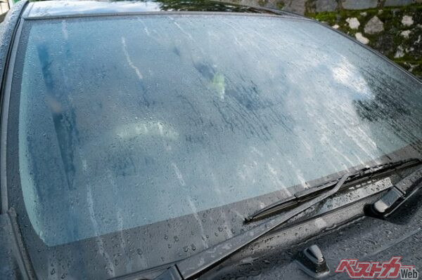 日本の湿気と熱さのコンボは熱帯地方出身の人でも「不快」に感じるほど。フロントガラスがこうなるのも無理はない(Herman@Adobe Stock)