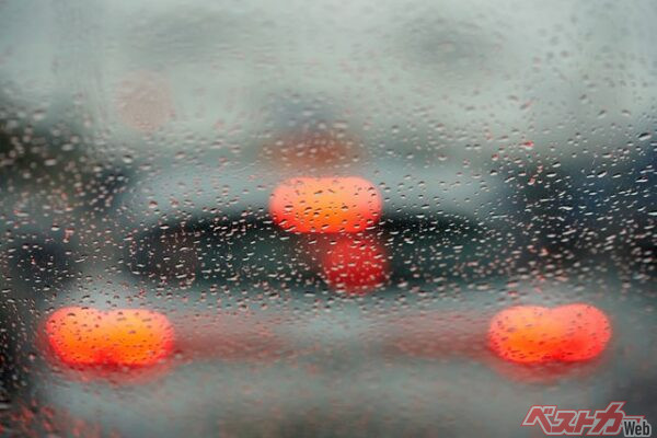 梅雨の車内が一瞬でカラッと!! ガラスの曇りを素早く取る裏ワザとは!?