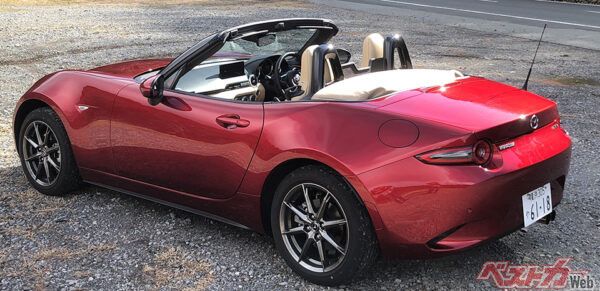 マツダ ロードスター。軽いボディを最小限のパワーでヒラヒラ走らせることができる究極の趣味車。22世紀まで残したい名車だ