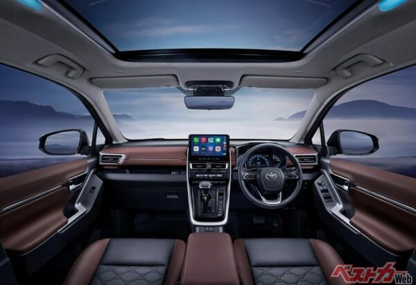 大きなガラスルーフからは光が大量に差し込むため、車内が明るい雰囲気に