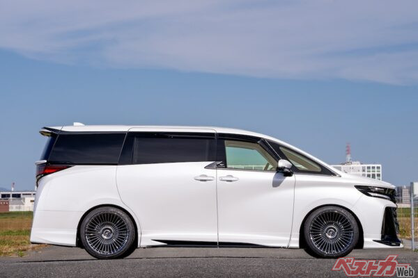 車高を下げたときのホイールのツラとの一体感。大きなボディに負けていないのがすごい