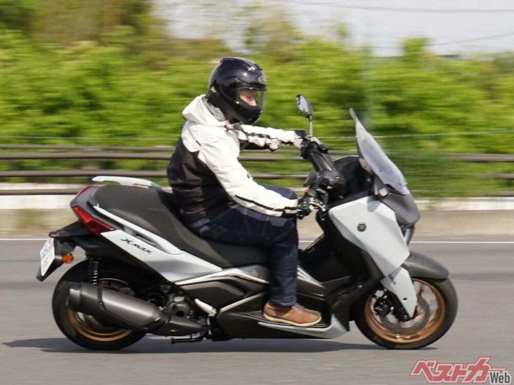 試乗】XMAXがマイナーチェンジ！ 装備の充実で走りのクオリティも