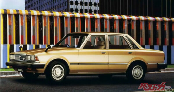 このモデルから、車体から「コロナ」の表記が外され（先代までは「コロナマーク2」という車名だった）、「マーク2（正式名称はギリシャ数字の「II」）」のみの表記となった。写真はセダン