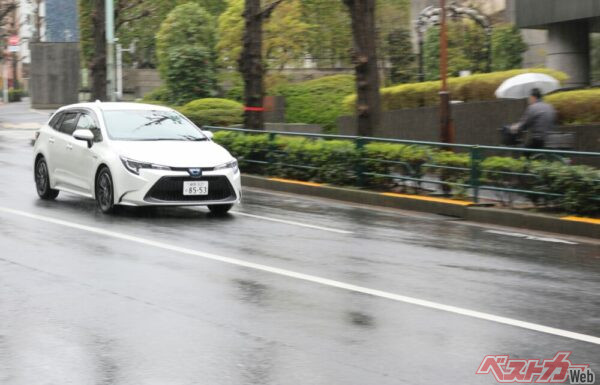 雨天時はブレーキの制動距離も伸びるし、視界も悪い。用心しすぎるくらいでちょうどいいのだ