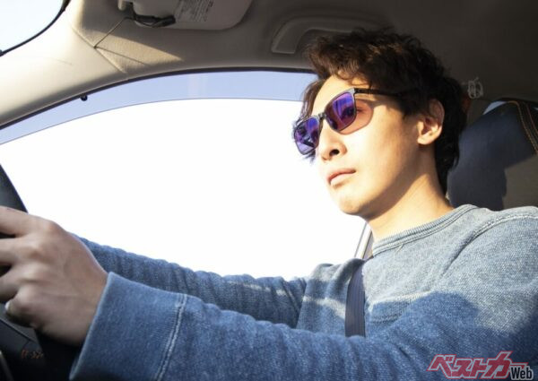 「父の日」のプレゼントにもオススメしたいですし、小さいめサイズなので男女問わず使えるのも特徴。(※写真は同タイプのサングラス)