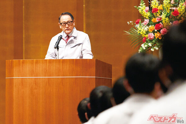 トヨタ工業学園の卒業式で祝辞を述べる豊田章男会長