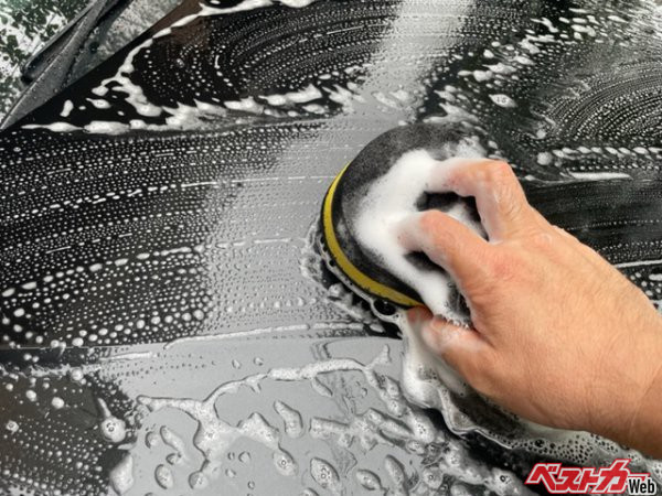 雨の後にカンカン照り！　白く汚い雨ジミと車内温度のダブル対策で乗り切れ！
