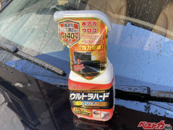 筆者はリンレイのウルトラハードクリーナーで雨ジミを除去した後、簡易ボディコーティング剤を施工している
