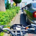 バイクがクルマを左側から抜くと違反？ 意外と知らない「追い越し」と「追い抜き」の違いとは