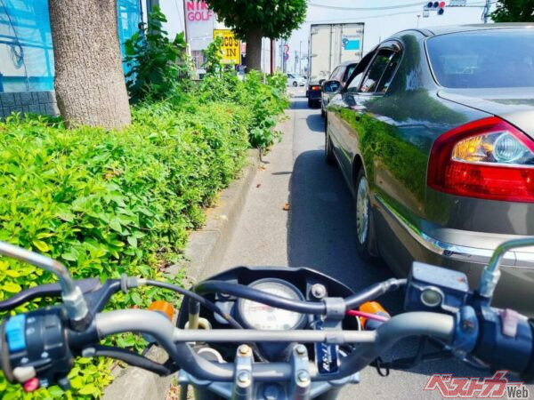 バイクがクルマを左側から抜くと違反？ 意外と知らない「追い越し」と「追い抜き」の違いとは