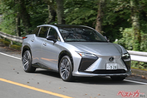 レクサス RZ(2023年3月登場・820万〜880万円)全長4805×全幅1895×全高1635mm、フロントM(203.9ps)+リアM(109ps)、航続距離494km(450e)