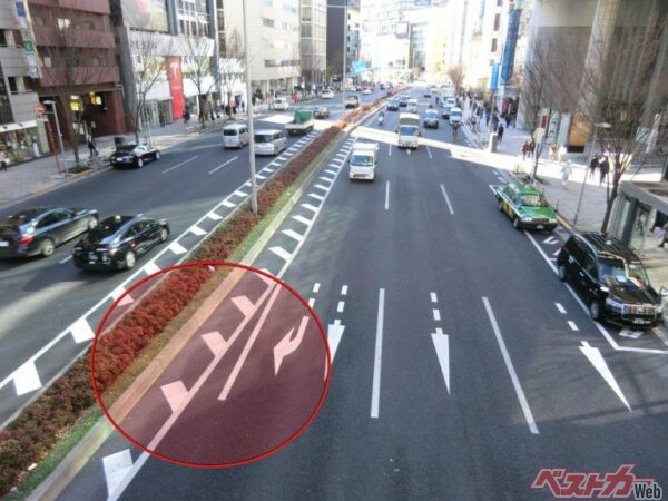右折レーンの導流帯だが、道路標示のみの場合や、中央分離帯と一緒になっている場合などさまざまな状況で設置されている