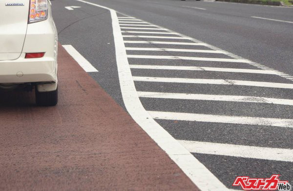 ゼブラゾーンって結局走っていいの？　知らなきゃ損する道路のシマシマ事情