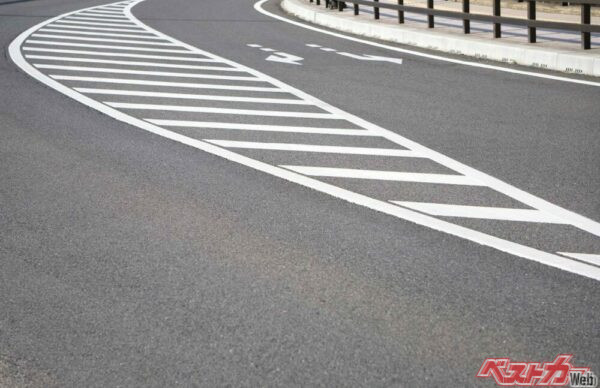 一般的に「ゼブラゾーン」とは「導流帯」のことを指している場合が多いが、「立入り禁止部分」や「右左折の方法」などの道路標示もゼブラ柄だ（xiaosan＠Adobe Stock）