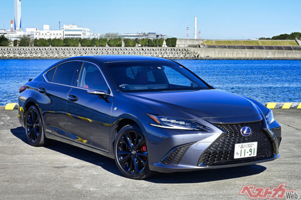レクサス ES（2018年10月登場・602〜708万円）全長4975×全幅1865×全高1445mm、2.5L直4（178ps）＋M（120ps）、WLTCモード燃費22.3km/L（300h）