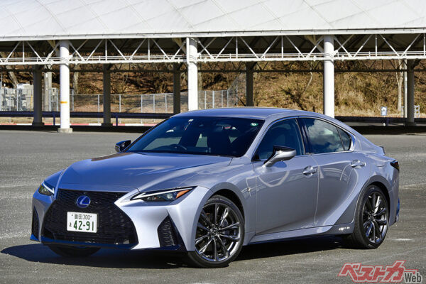 レクサス IS（2013年5月登場・481万～651万円）全長4710×全幅1840×全高1435mm、2.5L直4（178ps）＋M（143ps）、WLTCモード燃費18.0km/L（300h Fスポーツ）