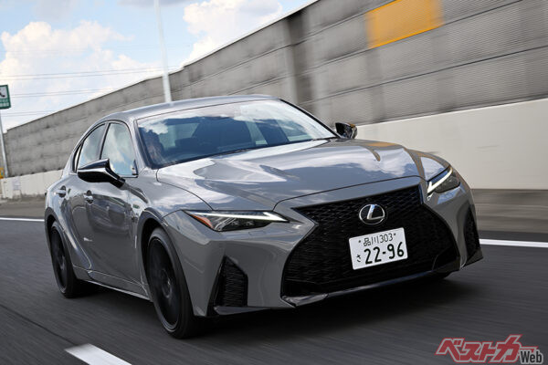 レクサス IS500(2022年8月発表・850万円)全長4760×全幅1840×全高1435mm、5LV8(481ps)WLTCモード燃費9.0km/L(500 Fスポーツパフォーマンス)