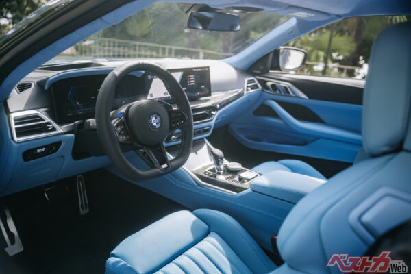 手縫いのレザーをふんだんに使ったインテリアも魅力的