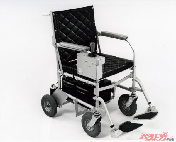1974年にスズキが開発したモーターチェア。セニアカーの原点ともいえる