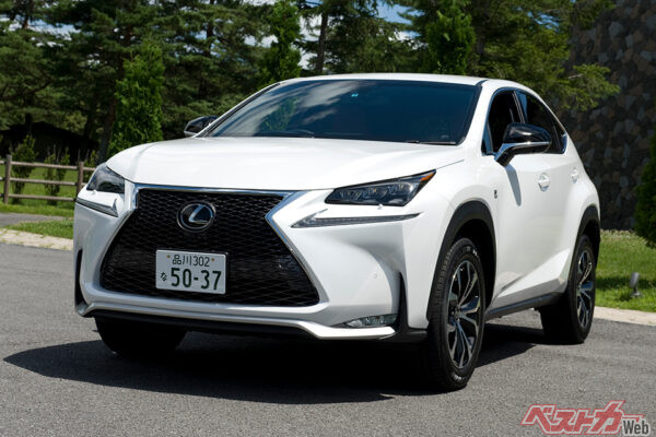 レクサス NX（先代・2014年登場）。パワーユニットは2Lターボと2.5Lハイブリッドの2種を設定。ハイブリッドの走りはスムーズ