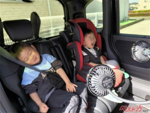 リアシートにファンがあれば家族も快適!