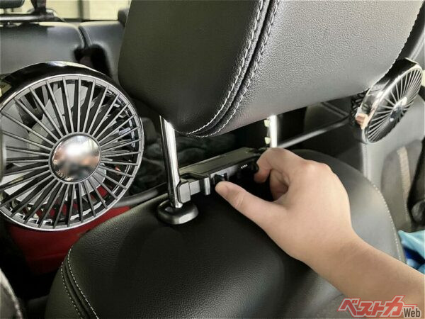 標準的なヘッドレストのポールにワンタッチで取り付けられる