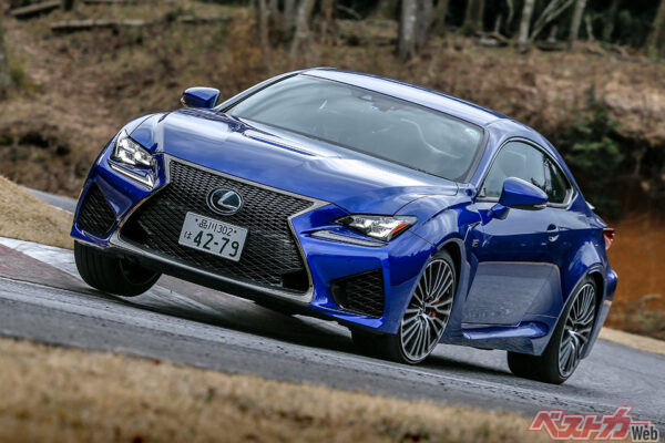 レクサス RC F（2014年登場）。477ps/54.0kgmの5L・V8エンジンを搭載し、刺激的な加速を見せる