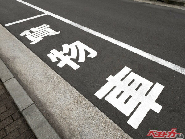 貨物車のパーキングスペースに停めると違反になる？（Adobe Stock＠moonrise）