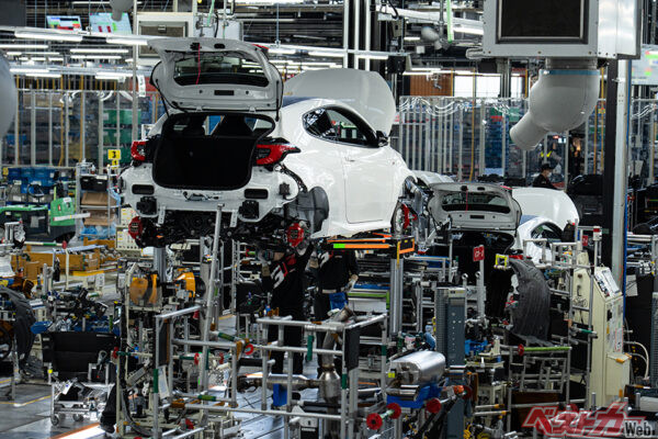 足回りのアーム類は部品の穴の位置を測定し、ボディにマッチする部品が選ばれる。またブレーキ、ダンパーなども計測され左右のバランスがとられる