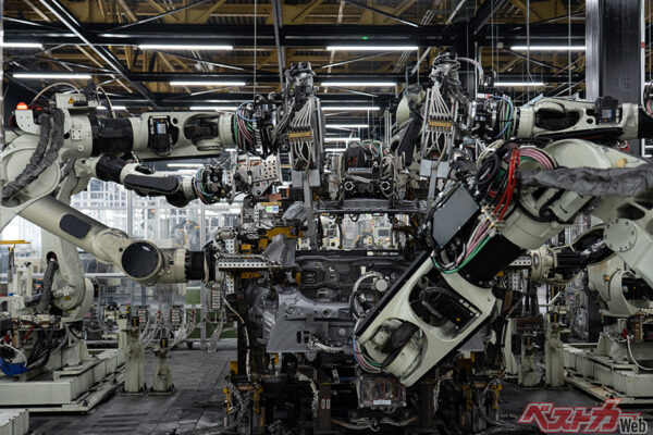 ボディ作りはアンダーボディにメインボディが組付けられるが、溶接箇所に合わせヘッドを自動で交換している