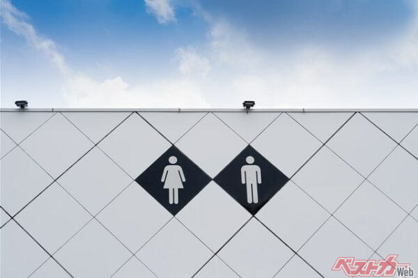 運転中はすぐにトイレに行けない。とくに渋滞にはまってしまったときにトイレに行きたくなったらと思うと……(SETOKA@Adobe Stock)