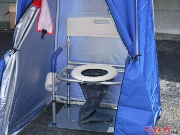 こういった仮設タイプの非常用トイレもあるがこれを持ち歩くのはさすがに現実的ではない(yuki91@Adobe Stock)