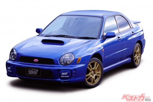 2000年登場のインプレッサ STI。この時はまだ丸目