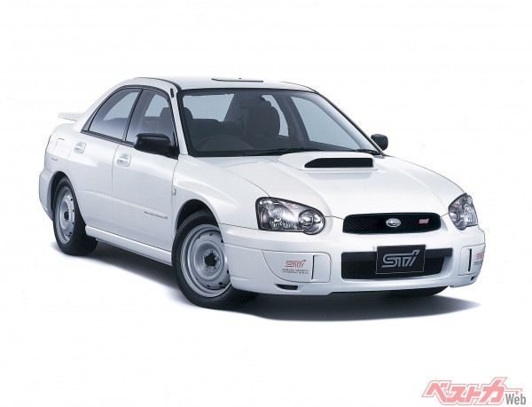 マイナーチェンジ後のいわゆる涙目インプレッサ。画像は特に大幅にテコ入れが施されたSTI