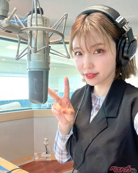 bayfmラジオ生放送中にピースサイン！（ご本人のインスタグラムより）