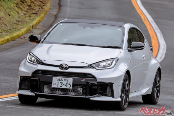 トヨタ GRヤリス（356万～533万円）。全長3995×全幅1805×全高1455mm、1.6L直3ターボ（304ps）、WLTCモード燃費12.4km/L（RZ・6速MT）