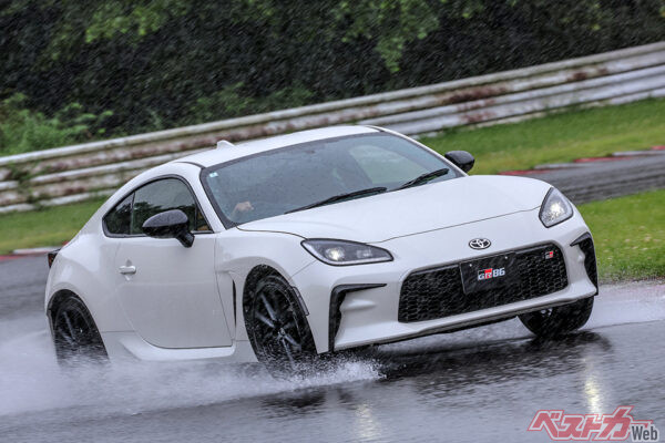 トヨタ GR86（293万6000～361万6200円）。全長4265×全幅1775×全高1310mm、2.4L水平対向4（235ps）、WLTCモード燃費11.9km/L（RZ・6速MT）