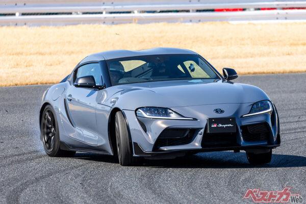 トヨタ GRスープラ（499万5000～800万円）。全長4380×全幅1865×全高1295mm、3L直6ターボ（387ps）、WLTCモード燃費11.2km/L（RZ・6MT）