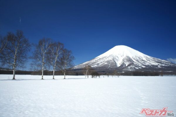 風光明媚なニセコは観光地として人気が高く、近年では外国からの観光客も急増(kat334@AdobeStock)