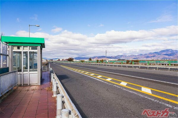 高速道路のバス停では、一般車両が停車するだけで違反に問われることも(kikisora@Adobestock)