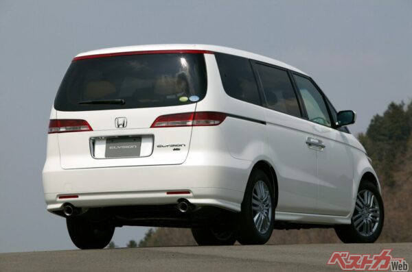 抑揚あるボリューム造形によって低重心かつ力強いスタンスを明確に打ち出している