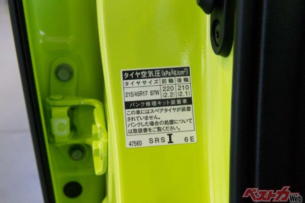 一般的に運転席側のBピラーに貼られている指定空気圧を記したシール。この数値はメーカーが考え抜いたものだ